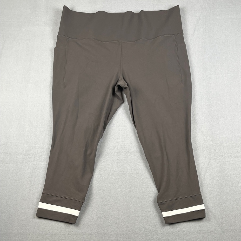 Athleta Salutation Stash 7/8 Leggings in Brown with White Accent
Size: 2x